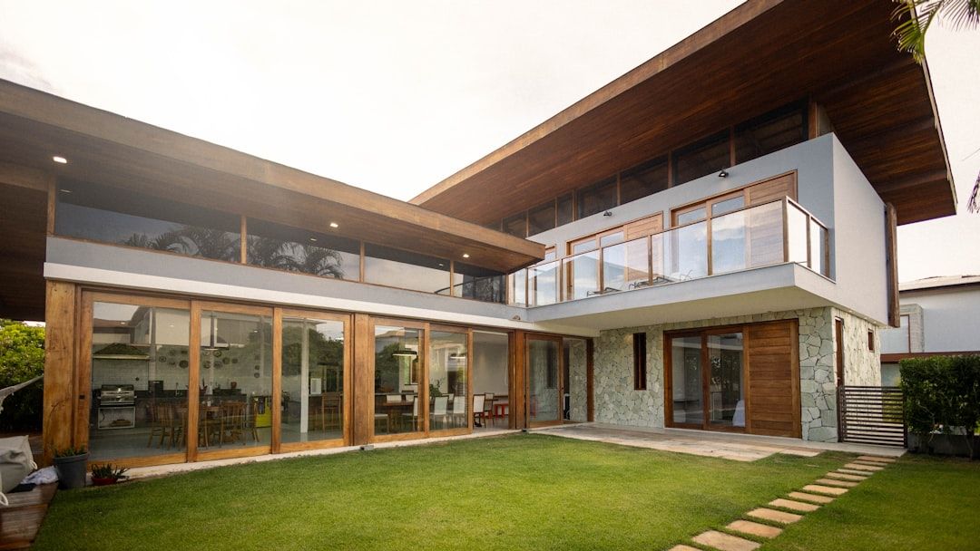 Casa prefabbricata moderna con grandi vetrate e giardino