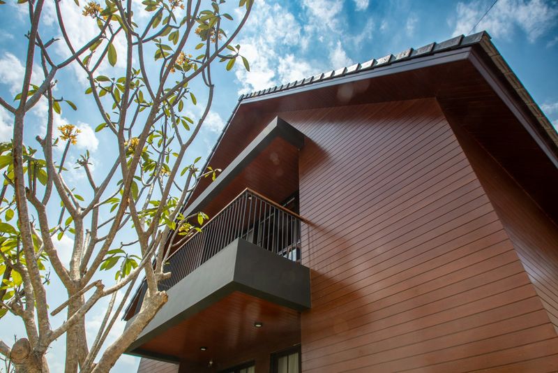 Facciata in legno di una casa prefabbricata moderna con balcone