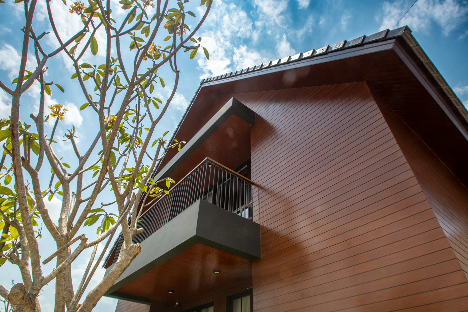 Facciata in legno di una casa prefabbricata moderna con balcone
