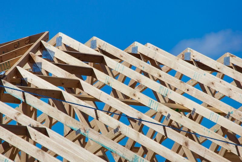 Giunti e struttura in legno di una copertura durante la costruzione