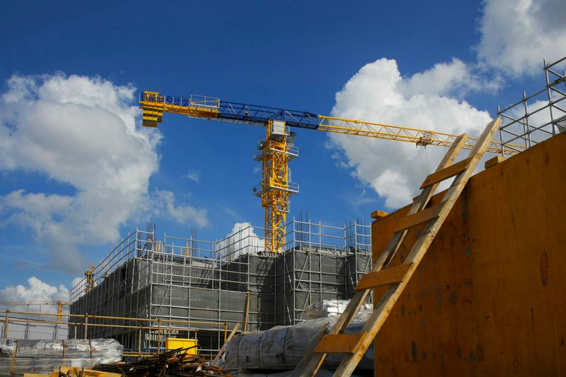 Montaggio in cantiere di una struttura prefabbricata con gru