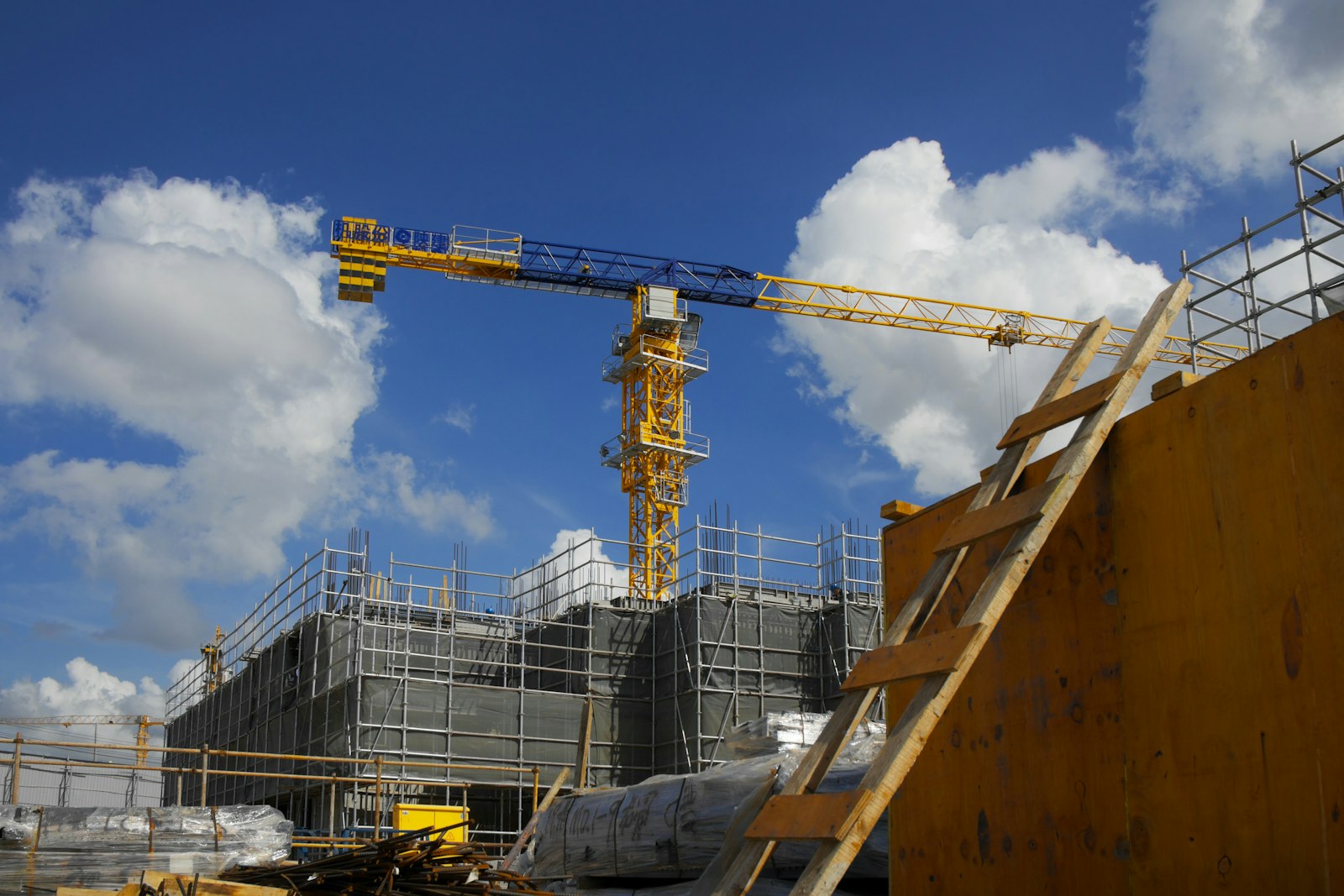 Montaggio in cantiere di una struttura prefabbricata con gru