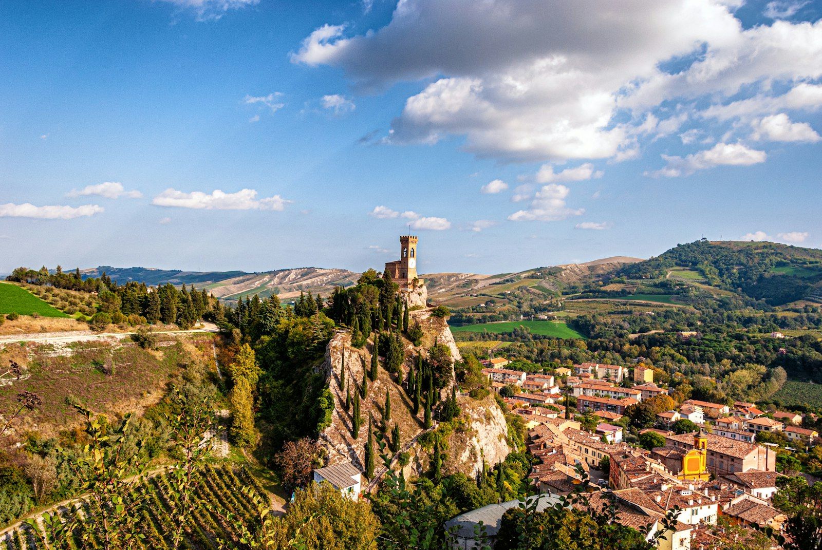 Brisighella, in provincia di Ravenna: la Torre dell'Orologio sullo sperone di gesso sopra le case del borgo e le colline