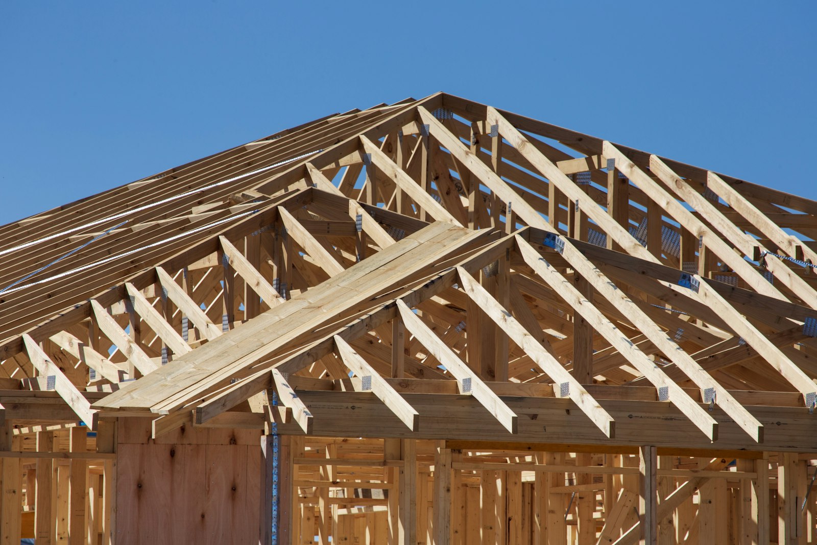 Cantiere di una casa in costruzione con intelaiatura in legno
