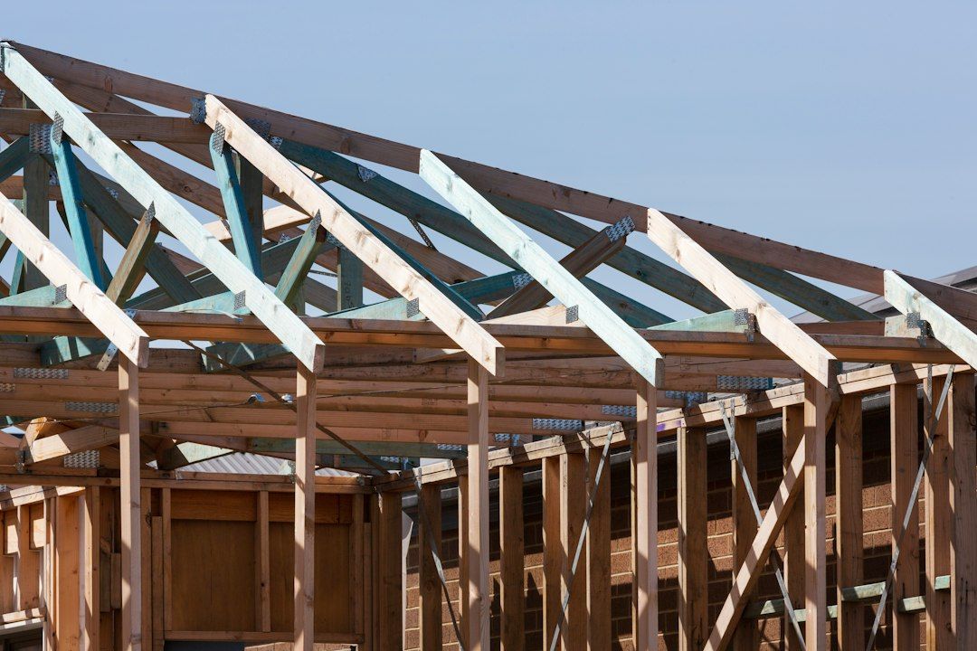 Cantiere di una casa in costruzione con il tetto in fase di montaggio