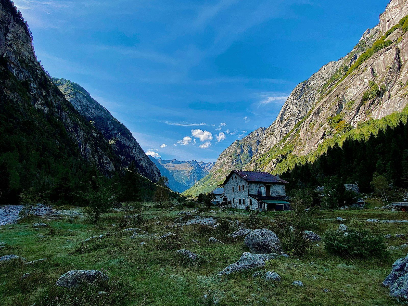 Casa in pietra nella Val di Mello, in Val Masino (provincia di Sondrio), fra pareti di granito e bosco