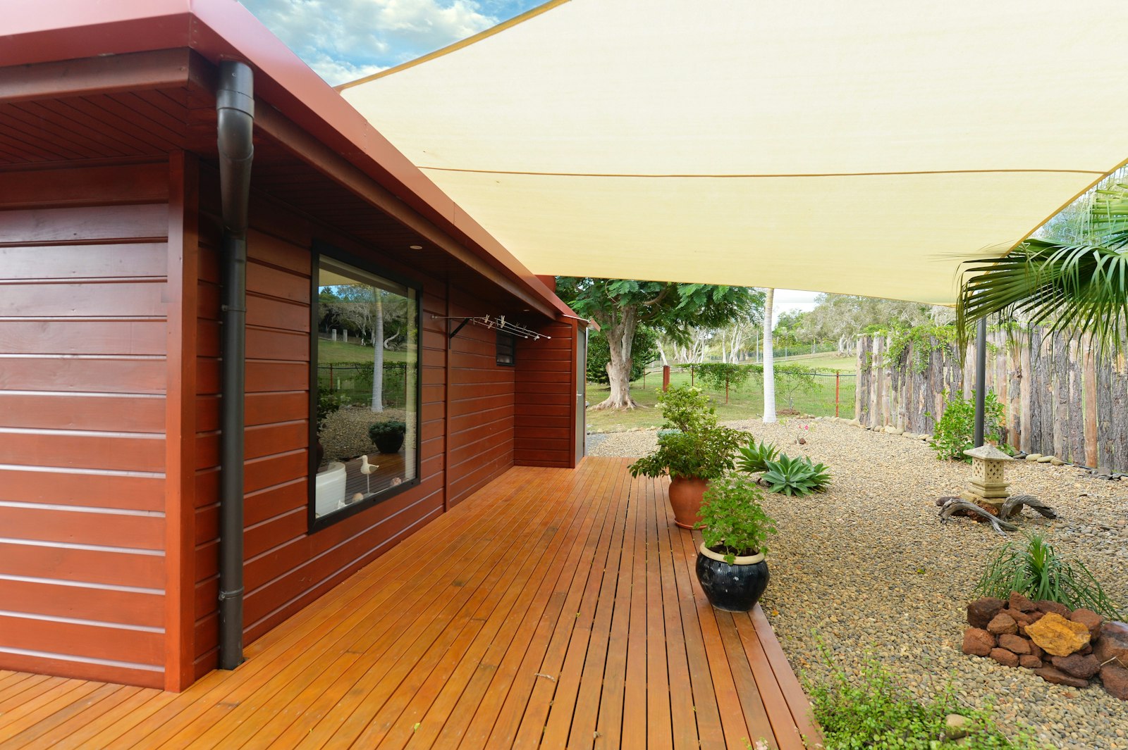 Casa in legno moderna con terrazza e giardino