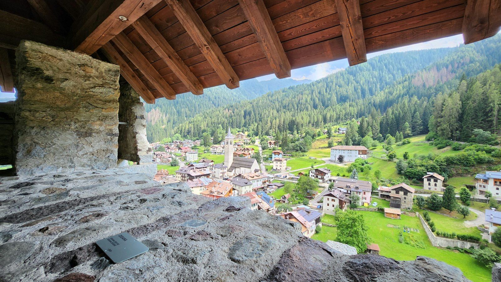 Case di Ossana, in Val di Sole (Trentino), viste dalla torre del castello fra prati e boschi di abete