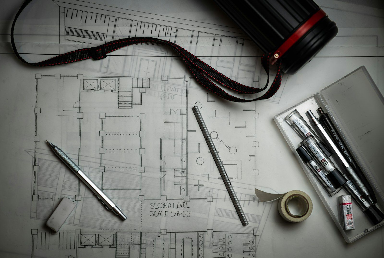 Planimetrie architettoniche con matite e riga da disegno tecnico