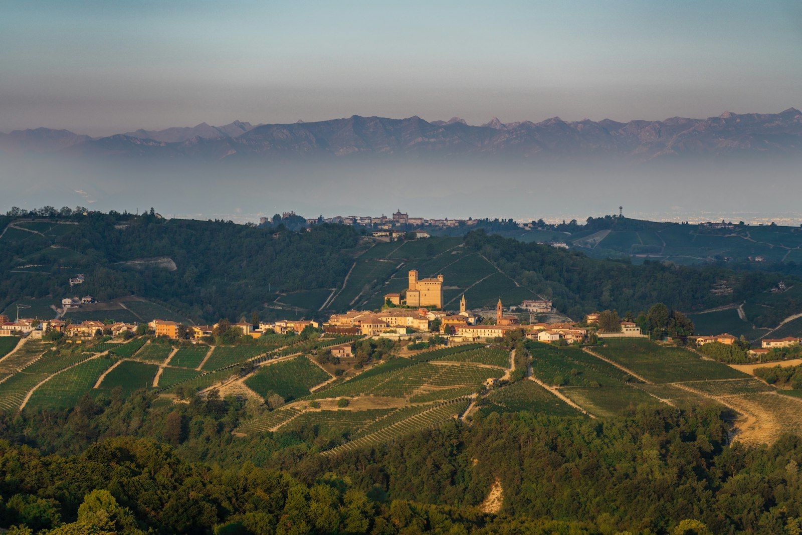 Serralunga d'Alba nelle Langhe, in provincia di Cuneo: il borgo col castello fra i vigneti e le Alpi sullo sfondo