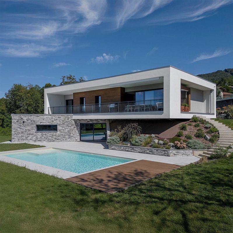 Casa moderna Marlegno vista dall'alto con piscina e ampie vetrate