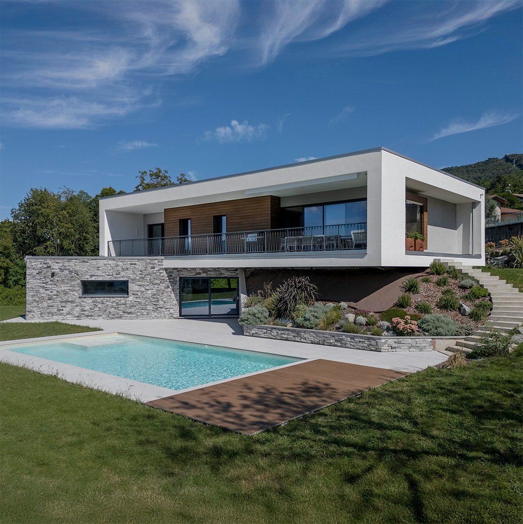 Casa moderna Marlegno vista dall'alto con piscina e ampie vetrate