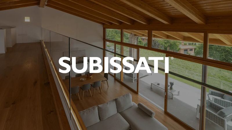 Casa prefabbricata Subissati con struttura in legno a vista e giardino
